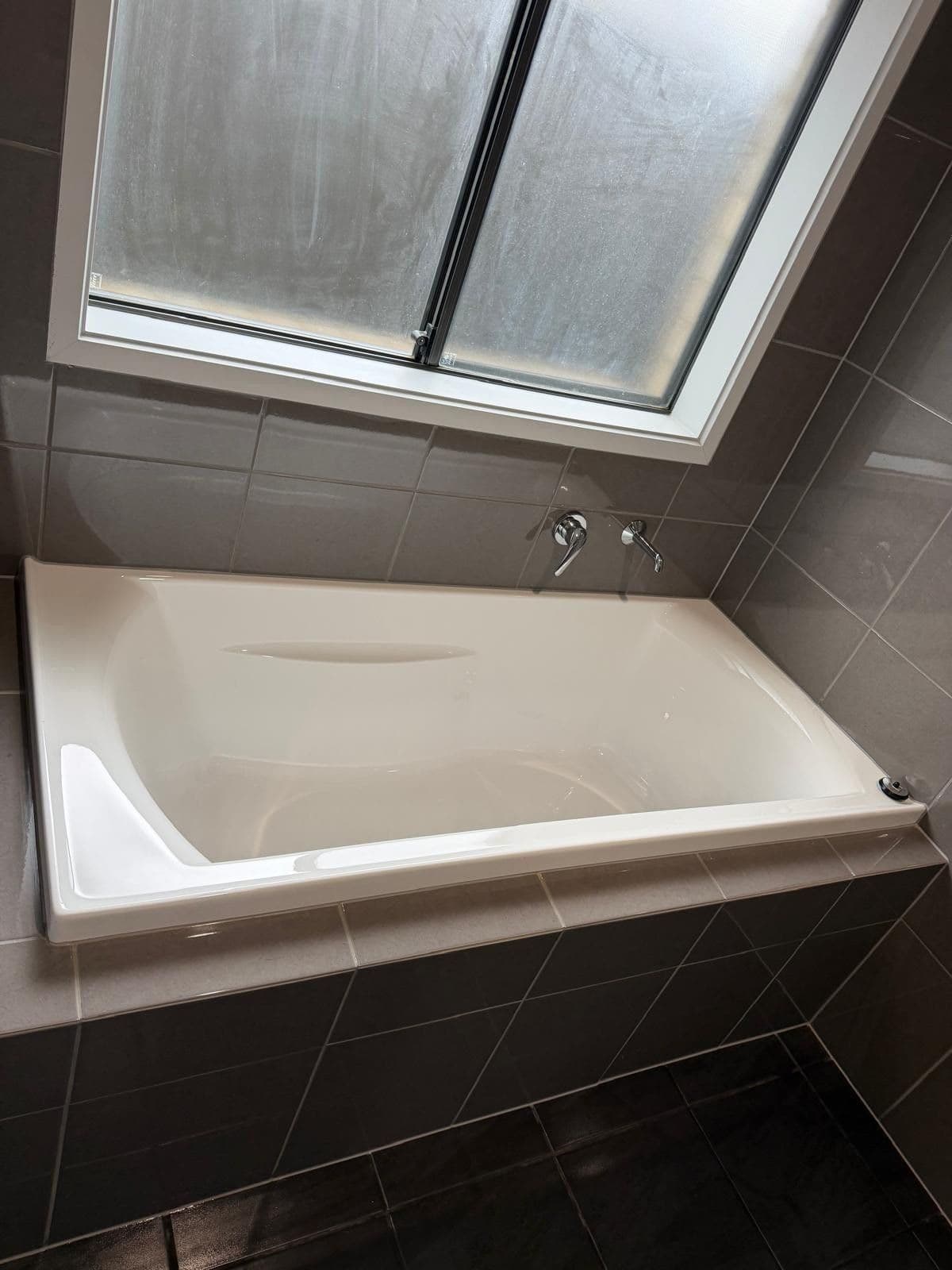 Gleaming bathtub after end of lease clean - Adelaide